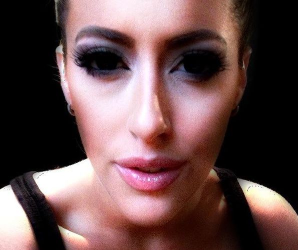 Μία make-up artist μεταμορφώνεται σε celebrities μόνο με τη βοήθεια του μακιγιάζ!