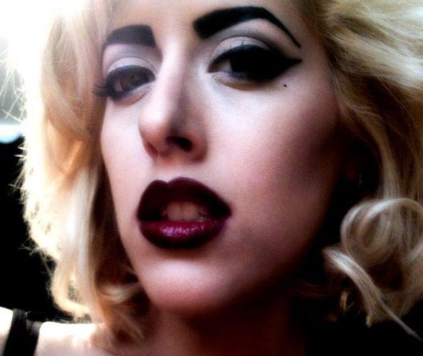 Μία make-up artist μεταμορφώνεται σε celebrities μόνο με τη βοήθεια του μακιγιάζ!