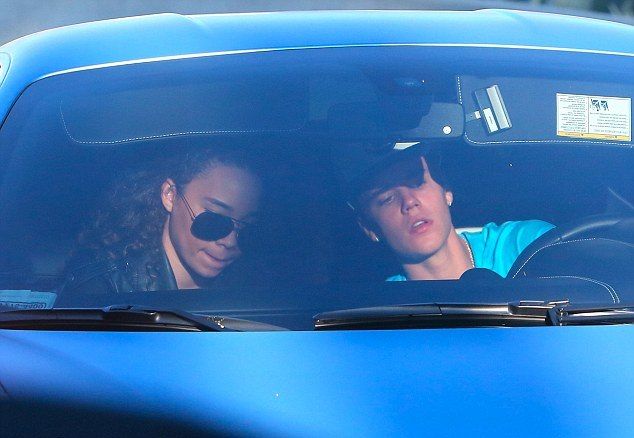 Δείτε το νέο κορίτσι του Justin Bieber: Eίναι νέα, sexy και… επαγγελματίας μοντέλο (photos)