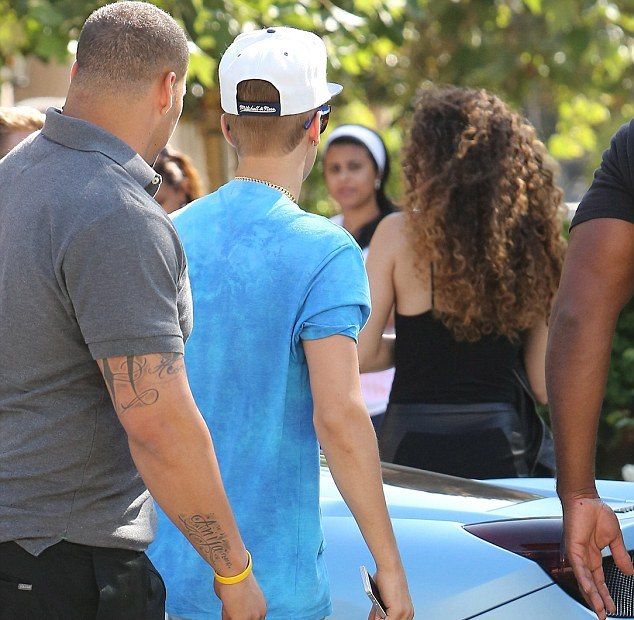 Δείτε το νέο κορίτσι του Justin Bieber: Eίναι νέα, sexy και… επαγγελματίας μοντέλο (photos)