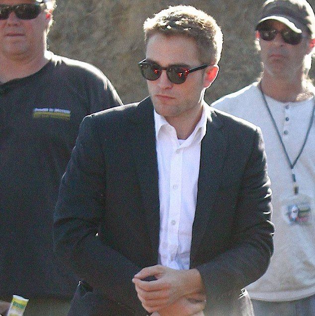 Τα καυτά φιλιά του Robert Pattinson με την παρτενέρ του