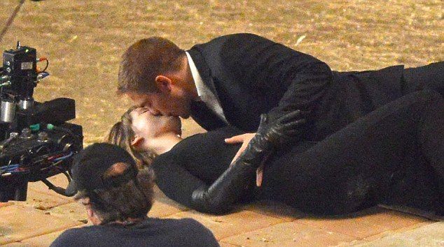 Τα καυτά φιλιά του Robert Pattinson με την παρτενέρ του