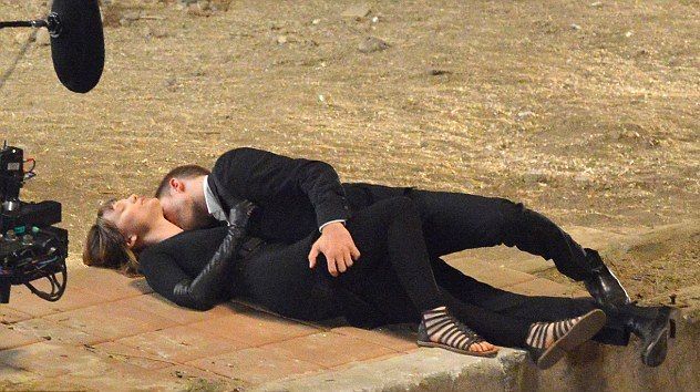 Τα καυτά φιλιά του Robert Pattinson με την παρτενέρ του