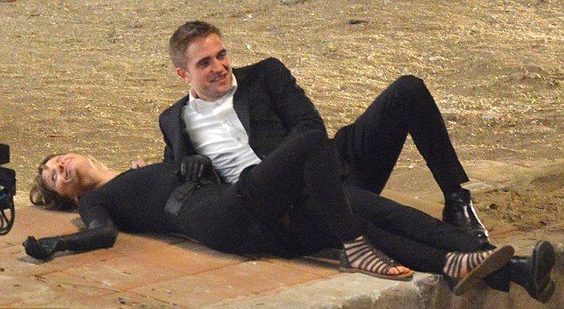 Τα καυτά φιλιά του Robert Pattinson με την παρτενέρ του