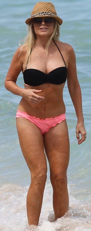 Ποια celebrity φημολογείται ότι έκανε κοιλιοπλαστική; (φωτό πριν+μετά)