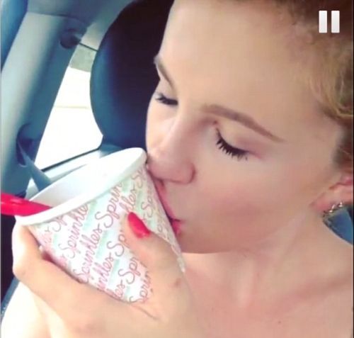 Ireland Baldwin: Δείτε την να ερωτοτροπεί με ένα κυπελλάκι παγωτού