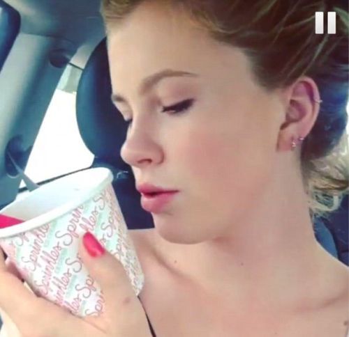 Ireland Baldwin: Δείτε την να ερωτοτροπεί με ένα κυπελλάκι παγωτού