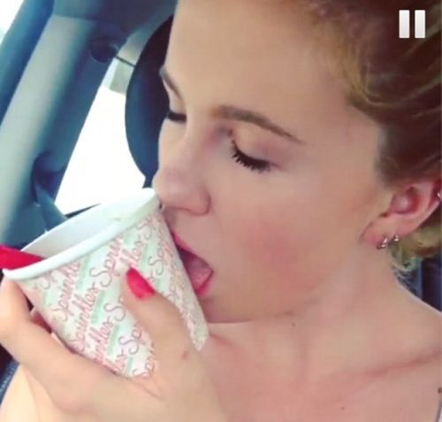 Ireland Baldwin: Δείτε την να ερωτοτροπεί με ένα κυπελλάκι παγωτού