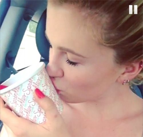 Ireland Baldwin: Δείτε την να ερωτοτροπεί με ένα κυπελλάκι παγωτού