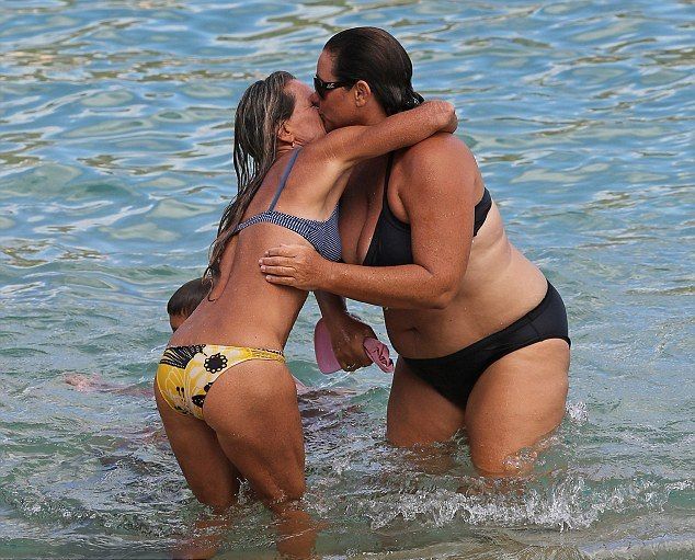 Δείτε την πληθωρική αλλά με... αυτοπεποίθηση σύζυγο του Pierce Brosnan, μόνο με το μαγιό της!