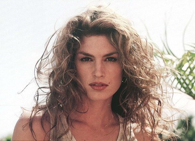 Η Tyra Bancks μεταμορφώθηκε σε Cindy Crawford , Kate Moss και Cara Delevingne