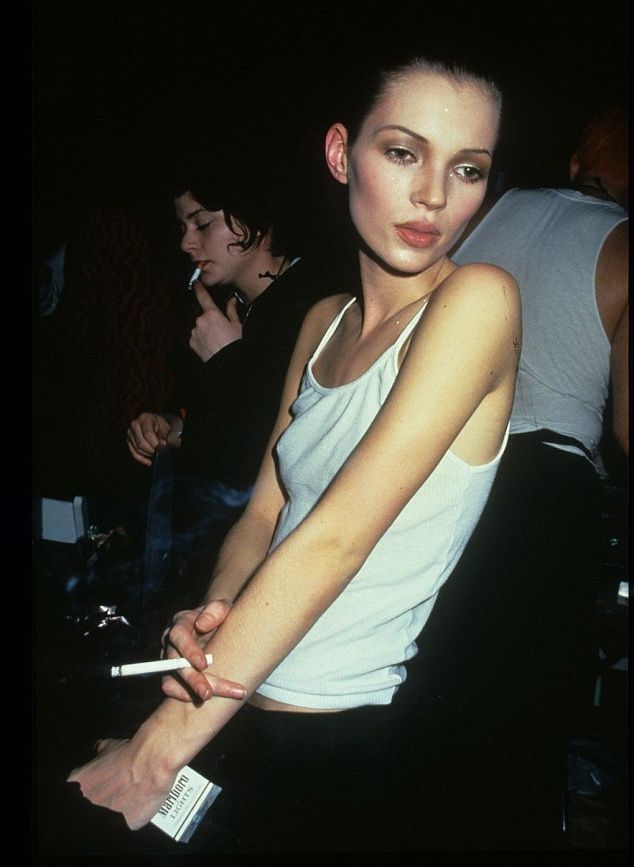 Η Tyra Bancks μεταμορφώθηκε σε Cindy Crawford , Kate Moss και Cara Delevingne