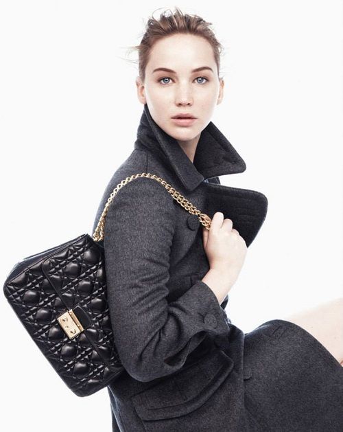 Η Jennifer Lawrence ποζάρει ξανά για τον Dior