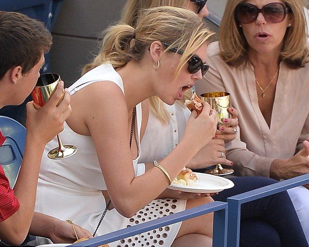 H Kate Upton καταβροχθίζει σάντουιτς μπροστά στον φακό και δεν ντρέπεται (και καλά κάνει)
