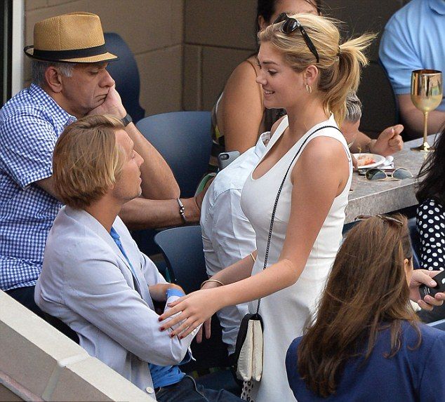 H Kate Upton καταβροχθίζει σάντουιτς μπροστά στον φακό και δεν ντρέπεται (και καλά κάνει)