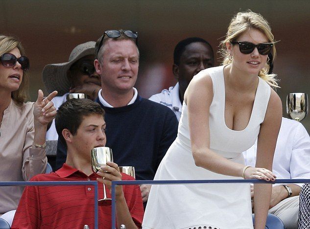 H Kate Upton καταβροχθίζει σάντουιτς μπροστά στον φακό και δεν ντρέπεται (και καλά κάνει)