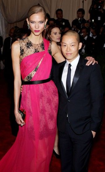 Karlie Kloss: Αυτά παθαίνουν οι διπλανοί σου αν έχεις 1.85 μ. ύψος!