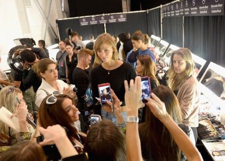 Karlie Kloss: Αυτά παθαίνουν οι διπλανοί σου αν έχεις 1.85 μ. ύψος!