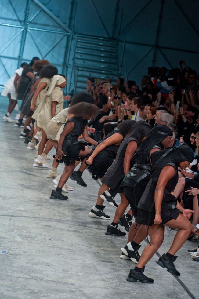 PFW: Ο Rick Owens βάζει απλές γυναίκες στη θέση μοντέλων!