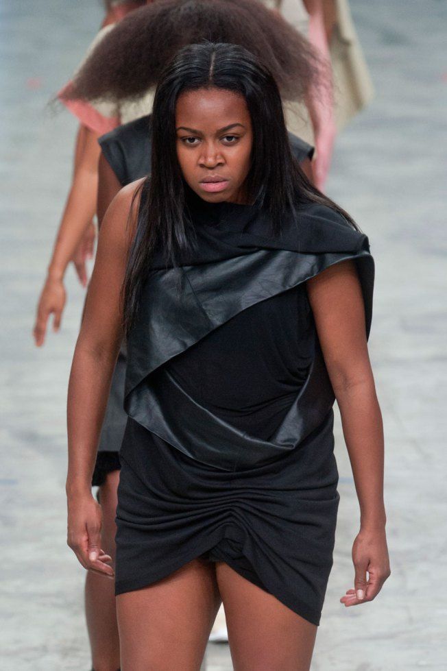 PFW: Ο Rick Owens βάζει απλές γυναίκες στη θέση μοντέλων!