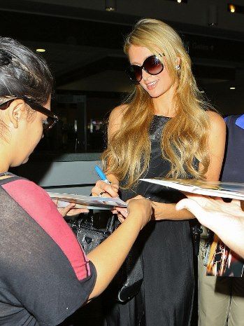 Ε κοπελιά, σου έφυγαν τα extensions! Ποια star είχε αυτό το... μικρό ατύχημα;