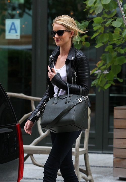 Rosie Huntington-Whiteley: κομψή με μοτοσυκλετιστικό αέρα στη Νέα Υόρκη
