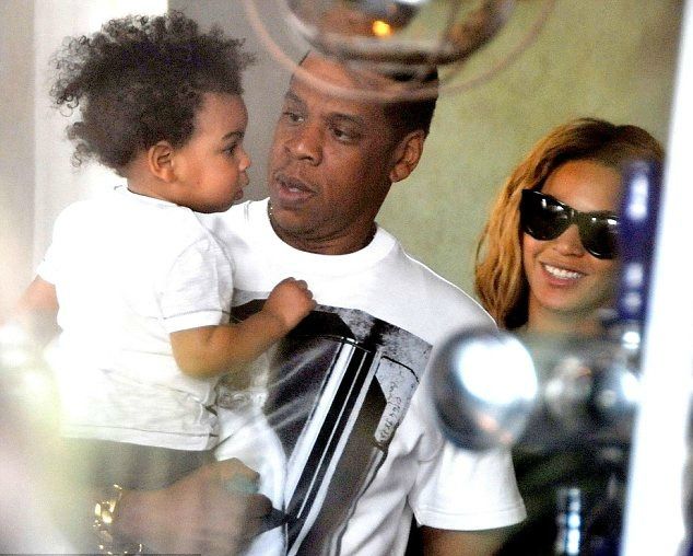 Δείτε τη Beyonce να παίζει με την Blue κάτω από τα σκεπάσματα