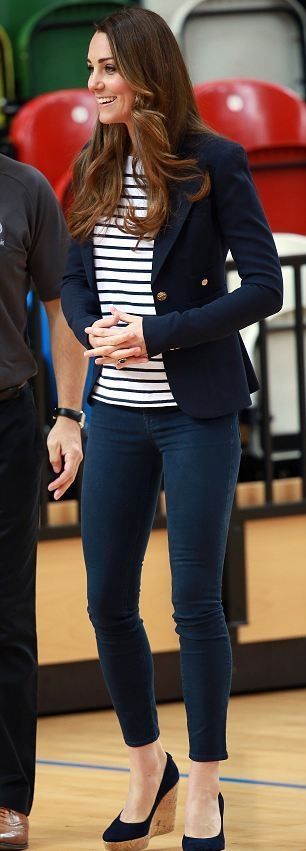 Κοιλιά-πέτρα: Η μπλούζα της Kate Middleton «σηκώθηκε» και εμείς μείναμε με το στόμα ανοιχτό (φωτός)