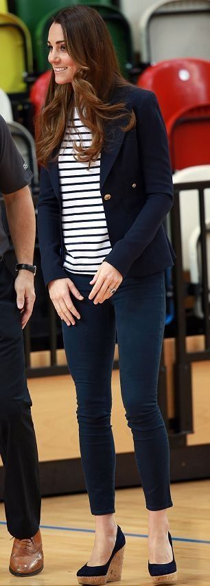 Κοιλιά-πέτρα: Η μπλούζα της Kate Middleton «σηκώθηκε» και εμείς μείναμε με το στόμα ανοιχτό (φωτός)
