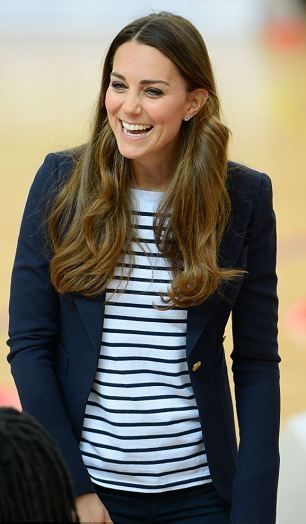 Κοιλιά-πέτρα: Η μπλούζα της Kate Middleton «σηκώθηκε» και εμείς μείναμε με το στόμα ανοιχτό (φωτός)