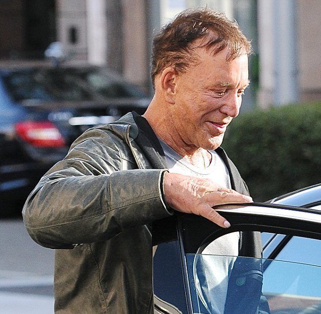 Ο Mickey Rourke για πρώτη φορά χωρίς την περούκα του!