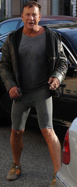 Ο Mickey Rourke για πρώτη φορά χωρίς την περούκα του!