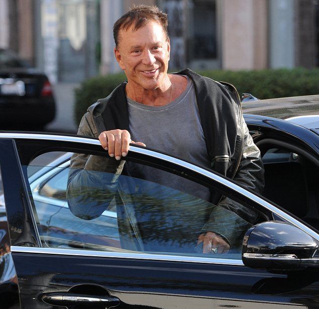 Ο Mickey Rourke για πρώτη φορά χωρίς την περούκα του!