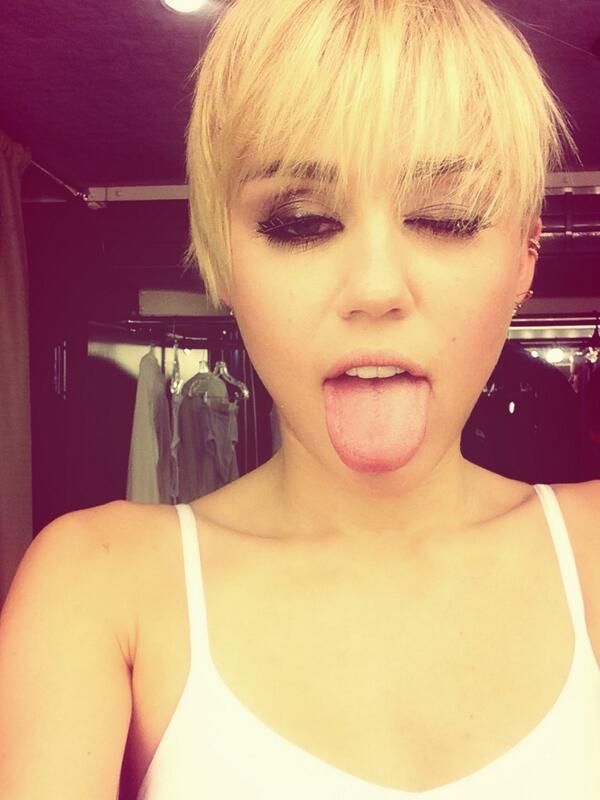 Η Miley Cyrus τα έβαψε... μωβ και καπνίζει «μαύρο»! (φωτό)