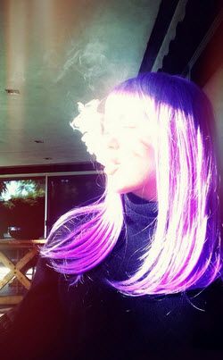 Η Miley Cyrus τα έβαψε... μωβ και καπνίζει «μαύρο»! (φωτό)