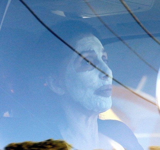 Ποια star κάνει βόλτες με το αυτοκίνητο της φορώντας μάσκα ομορφιάς;