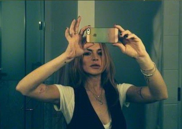 Ποιoν φωτογραφίζει στο κρεβάτι η Lindsay Lohan ενώ κοιμάται;