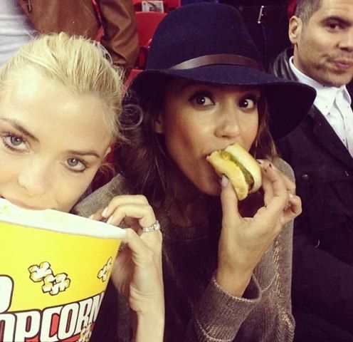 Κι όμως, η Jessica Alba τρώει hot dog
