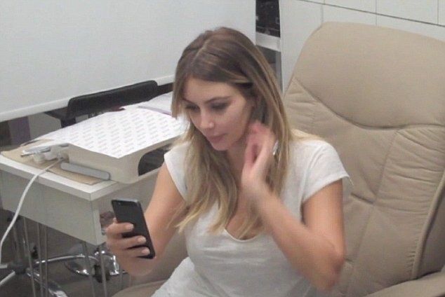 H Kim Kardashian δίνει οδηγίες για να τραβήξετε μια selfie πόζα
