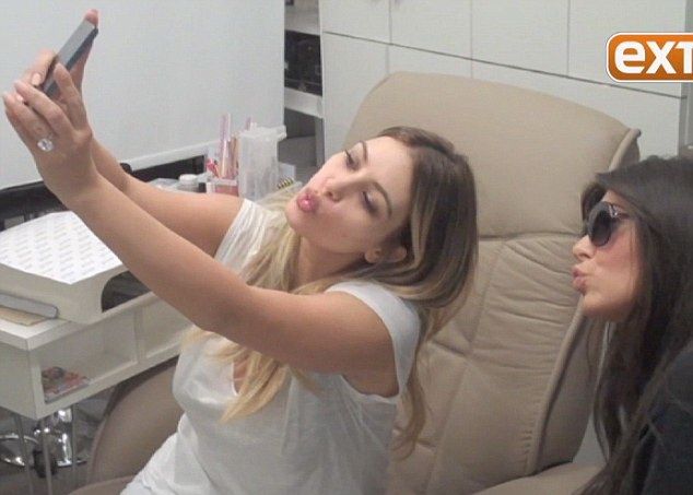 H Kim Kardashian δίνει οδηγίες για να τραβήξετε μια selfie πόζα