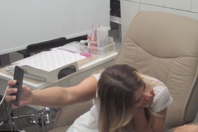 H Kim Kardashian δίνει οδηγίες για να τραβήξετε μια selfie πόζα