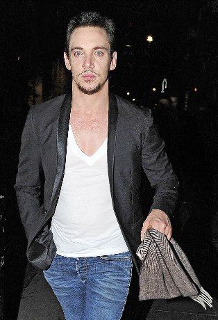 O Jonathan Rhys Meyers δεν είναι καθόλου καλά: Δείτε τις φωτογραφίες που μας ανησύχησαν