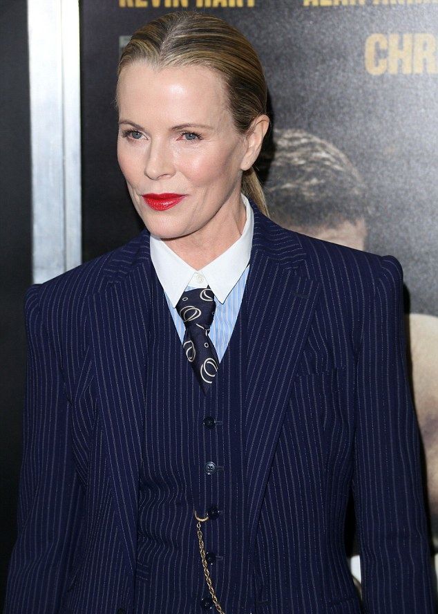 Δείτε την Kim Basinger στα 60 της και με ανδρόγυνο look