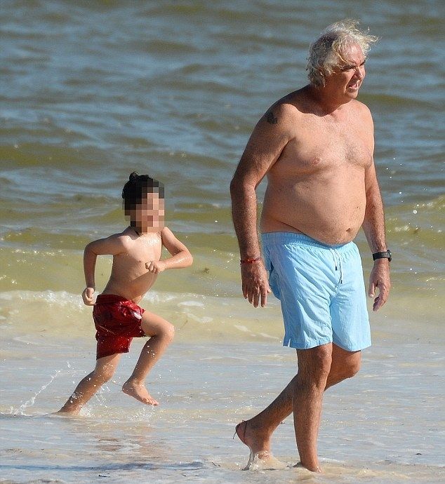 Το πιο αταίριαστο ζευγάρι! Ο πάμπλουτος επιχειρηματίας και η... κορμάρα!