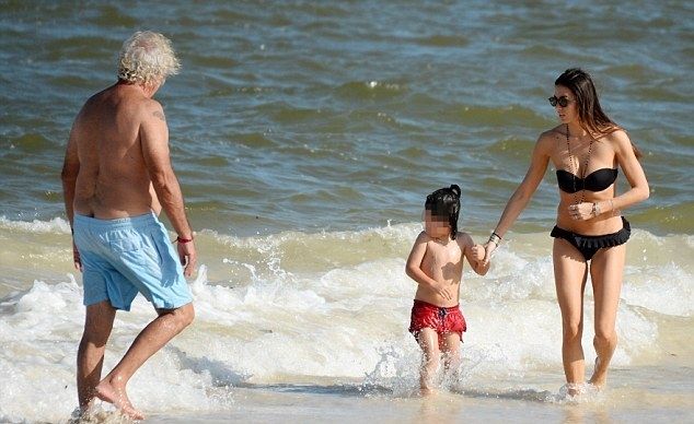 Το πιο αταίριαστο ζευγάρι! Ο πάμπλουτος επιχειρηματίας και η... κορμάρα!
