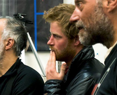 O πρίγκιπας Harry άφησε μούσι και έγινε ένας κούκλος! Το εννοούμε...