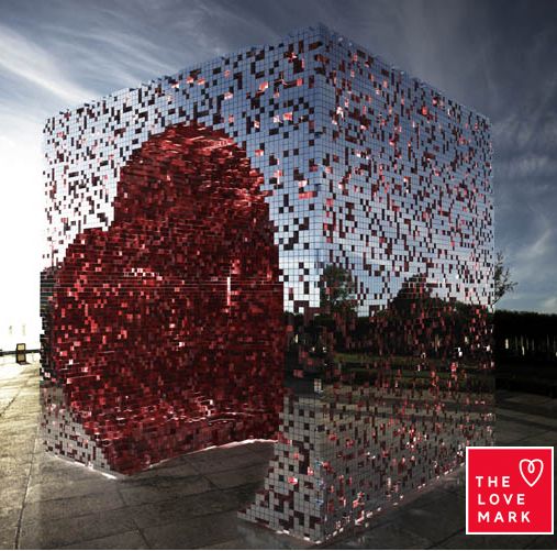 Lovemark: Ο παγκόσμιος κύβος που φέρει το μήνυμα της αγάπης (video)