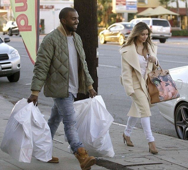 Ένα μικρό δωράκι για την Kim! Δείτε την τσάντα των 16.000 δολαρίων που της πήρε ο Kanye