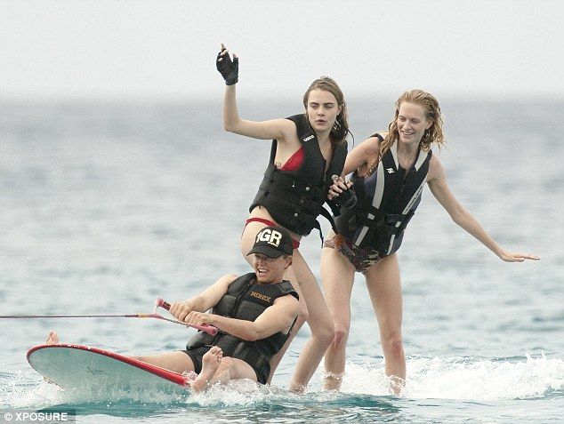 Το μαγιό της Cara Delevingne έβγαλε... φτερά: Δείτε την αποκαλυπτική φωτό!