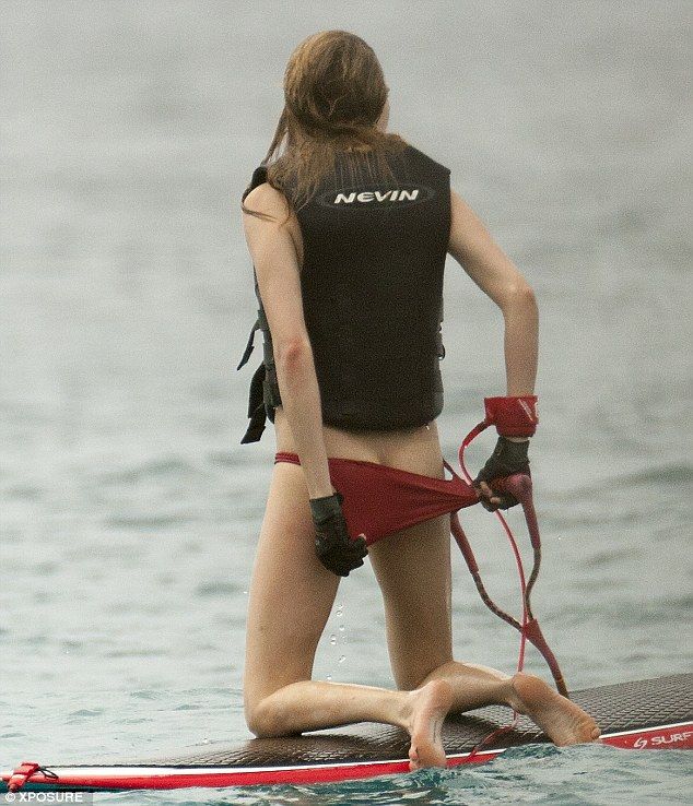 Το μαγιό της Cara Delevingne έβγαλε... φτερά: Δείτε την αποκαλυπτική φωτό!